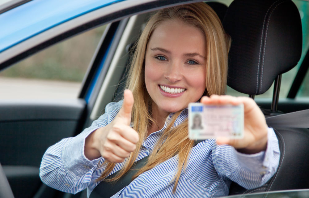 Două pițipoance discută după examenul de conducere