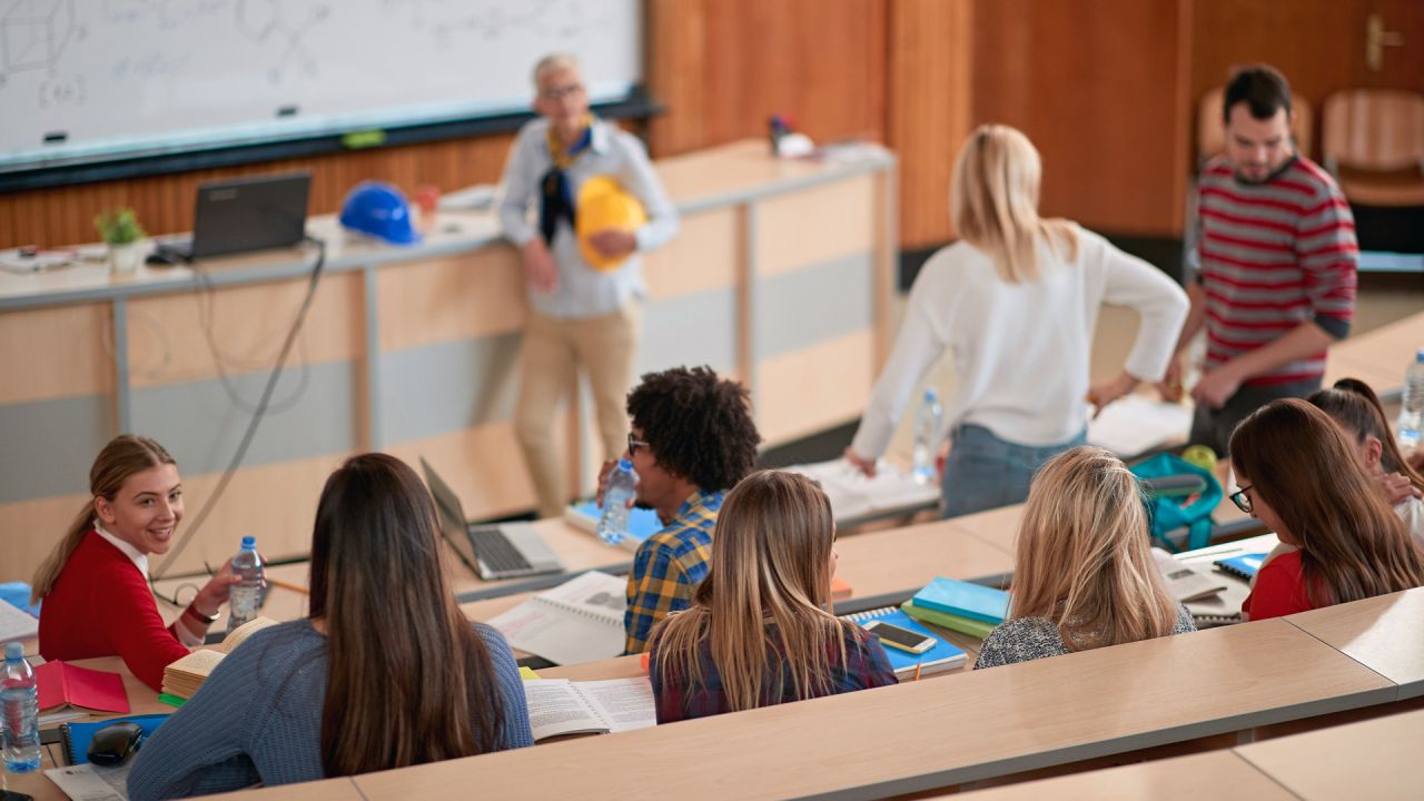 La facultate, profesorul le spune studenților: – Mâine aveți examen de logică