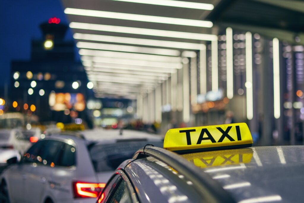 Un tip urcă într-un taxi și îi spune șoferului: — La gară, vă rog