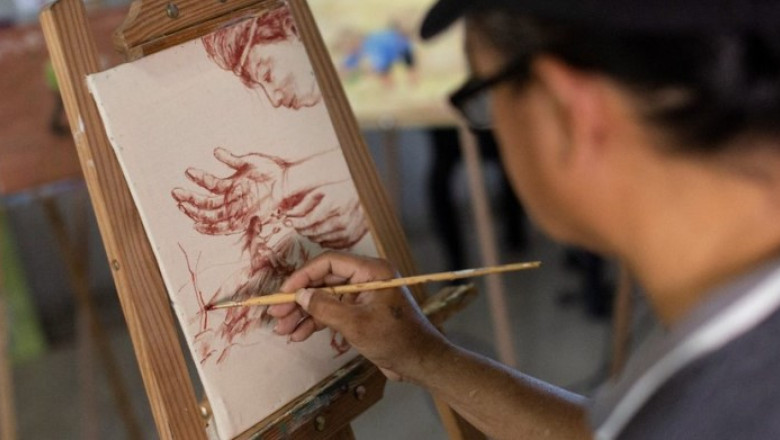 Ştrulă: Ce faci? Bulă: – Desenez femeia perfectă