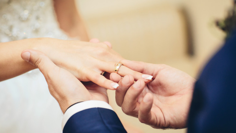 Doi prieteni stau de vorbă: – Cum e, mă, să fii însurat? întreabă primul