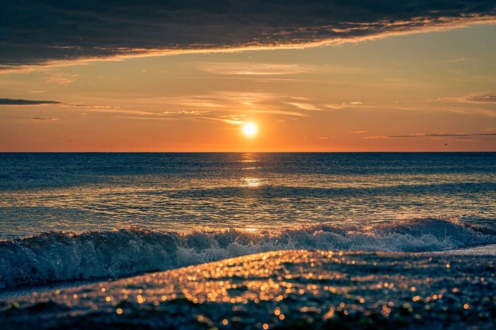 Doi preoți s-au decis să meargă la mare