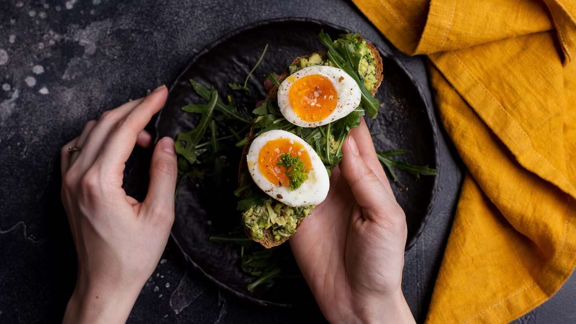 Ce poți prepara din bucatele rămase după Paște: Chefii arată cum refolosești rapid ouăle și friptura de miel în preparate noi și gustoase