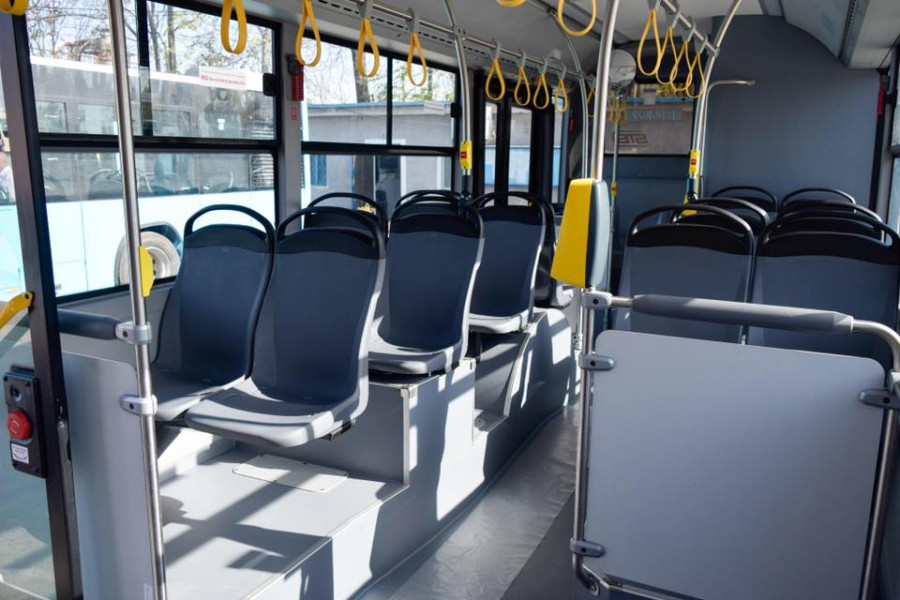 O cucoană grasă se urcă în autobuz