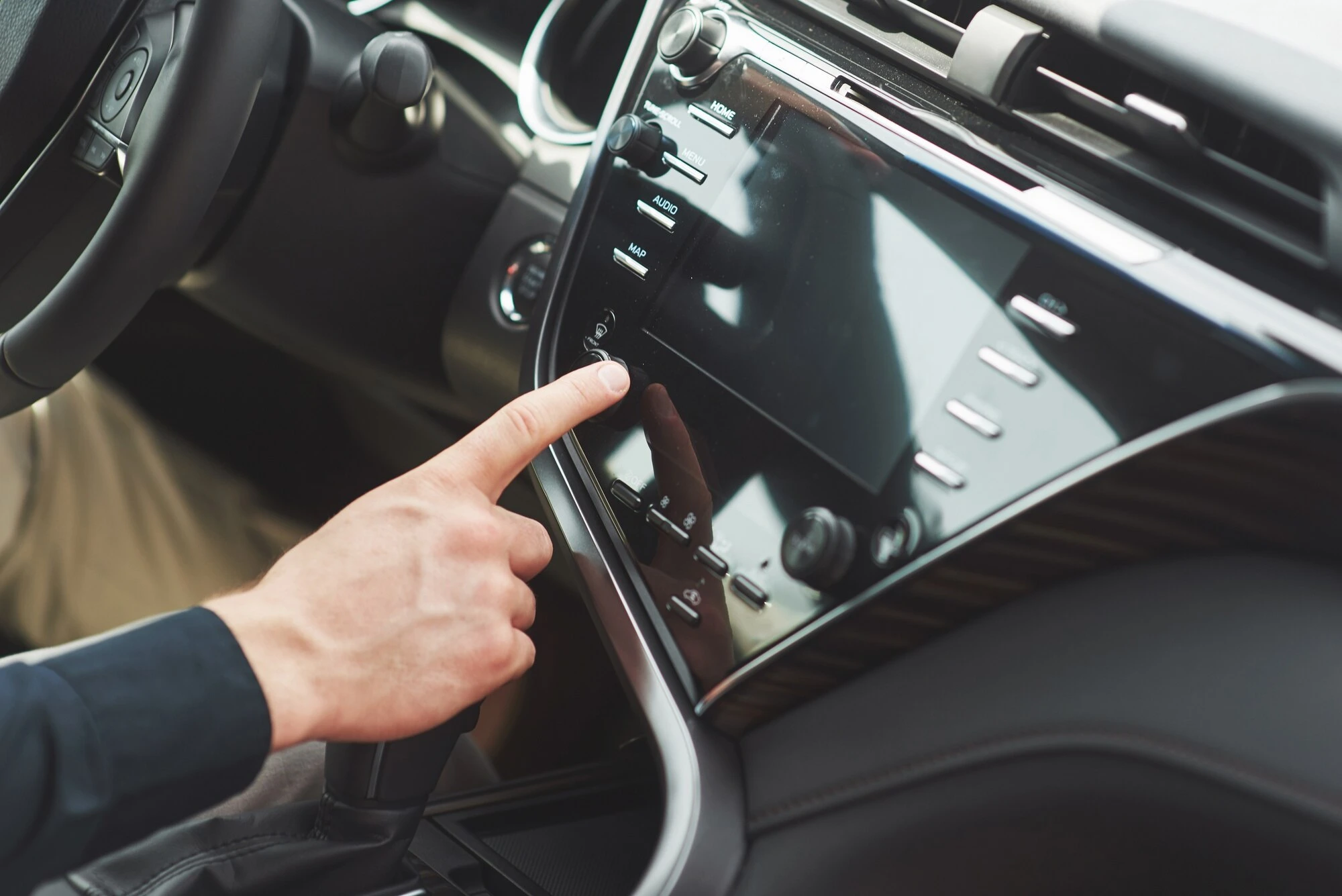 Auto Hold, butonul comod de la semafor care poate deveni periculos: Cum funcționează corect, când trebuie oprit și de ce nu înlocuiește frâna de mână