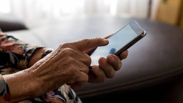 Bunicul la telefon