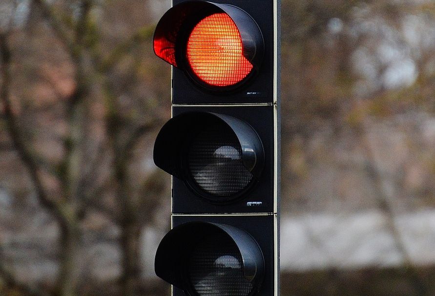 Polițistul: – Bulă, ai trecut pe roşu?